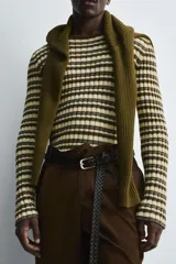 Jersey slim fit tejido en hilatura de algodón, con cuello redondo y manga larga. Diseño a rayas horizontales en tonos beige y marrón.