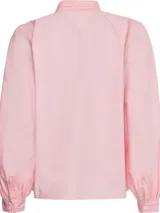 Camisa Tommy Hilfiger rosada de algodón orgánico con cuello inglés, corte amplio y mangas raglán abullonadas.