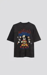 Remera negra con efecto nevado, de corte oversize y mangas cortas. Estampado frontal con diseño de Mickey Mouse vestido de chef.