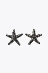 Par de aros metálicos con forma de estrella de mar con textura en relieve. Cierre con tuerca.