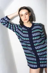 Cardigan vestido azul con rayas horizontales en tonos celeste, verde y beige. Tiene cuello redondo, mangas largas y cierre frontal con botones.