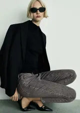 Pantalón de jean gris oscuro, tiro medio, corte slim, diseño crop y bolsillos delanteros y traseros.