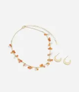 Conjunto de collar y aros dorados con cuentas de colores naranja y blanco.