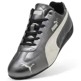 Championes Puma Speedcat Metallic color gris metalizado con detalles en blanco y negro. Zapatillas de estilo deportivo con silueta de perfil bajo, cordones negros y logo de Puma en el lateral y la puntera.
