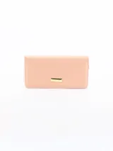 Billetera de color rosa viejo con cierre y detalle metálico en el frente.