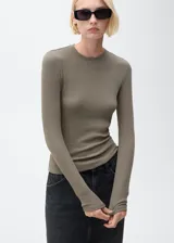 Camiseta marrón de manga larga con cuello redondo y tejido de canalé.