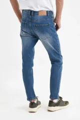 Pantalón de jean azul medio, corte slim fit.