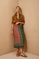 Pareo toalla rectangular de algodón con estampado floral en tonos rosados y verdes.