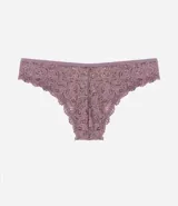 Bombacha de bikini color celeste, de encaje rústico floral, con lazo y dije colgante.