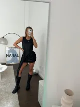 Musculosa negra de lurex con corte asimétrico y abertura lateral.