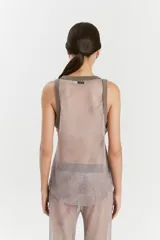 Musculosa de red color gris con spandex, corte clásico, escote en U y sisas con puño de ribb al tono.