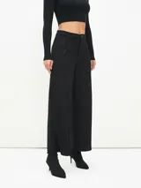 Pantalón negro de corte palazzo con cintura alta y botón.