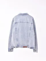 Campera de jean negra con botones metálicos, bolsillos frontales con solapa y cuello clásico.