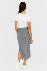 Falda midi de poliéster con lentejuelas negras y abertura lateral.