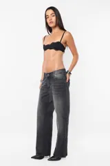 Pantalón denim gris con corte recto, tiro medio y relaxed fit. Cintura con pasacintos, botón niquel, cartera con cierre metálico y plastisol con isologo de marca. Contiene bolsillos delanteros con relojero y dos bolsillos en trasero. Lleva proceso artesanal de lavado en la prenda.