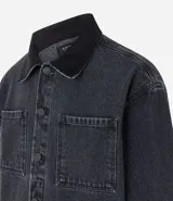 Campera trucker boxy de jeans gris con cuello de terciopelo negro, abotonada al frente, con bolsillos delanteros y mangas largas ajustadas.