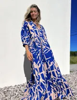 Vestido largo con estampado abstracto en azul y crudo, con escote en V y mangas 3/4.