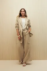 Pantalón color beige de tiro alto, corte wide leg y bolsillos laterales tipo cargo.