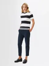 Pantalón chino azul marino de corte slim.