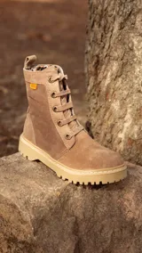 Bota acordonada de gamuza color marrón con suela track.