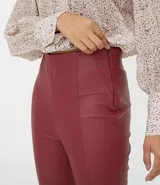 Pantalón legging color borgoña de cuero sintético.