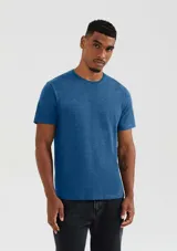 Camiseta básica de manga corta, cuello redondo y calce regular, color rojo jaspeado.