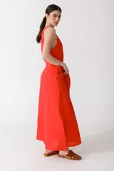 Vestido largo color rojo, sin mangas, con cuello redondo y lazo a la cintura.