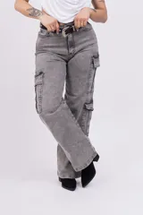 Pantalón cargo gris con efecto lavado, de corte recto y tiro alto. Presenta bolsillos laterales con fuelle y trabillas para cinturón.