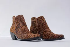 Botinetas texanas de caña corta con estampado animal print, taco bajo y cierre lateral.