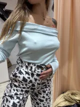 Remera celeste con escote off-shoulder y mangas largas.