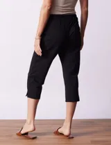 Pantalón capri de algodón color celeste, corte recto, con pretina elastizada y bolsillos laterales.