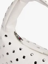 Bolso de hombro blanco con forma curva y correa corta. El cuerpo del bolso está decorado con tachuelas metálicas redondas plateadas. Posee cierre superior con cremallera.