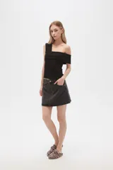 Minifalda de jean celeste con bolsillos delanteros y traseros.