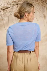 Remera celeste de hilo fino con cuello redondo y mangas cortas.