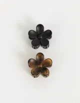Set de dos broches para el pelo con forma de flor: uno negro y otro carey.
