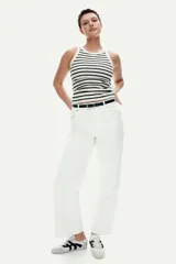 Musculosa de punto de algodón acanalado, color crudo con rayas horizontales negras, de corte entallado, con cuello redondo y ribete fino en escote y sisas.