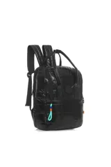 Mochila negra con diseño acolchado, doble asa de mano y correas de hombro regulables. Tiene un bolsillo frontal con cierre y detalles de tiras de colores.