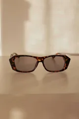 Lentes de sol con marco geométrico color carey y lentes grises con protección UV400.