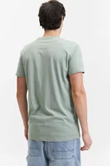 Remera básica color rosa pálido, de corte clásico, con escote en V y logo bordado en el pecho.