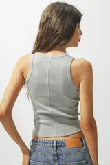 Musculosa gris de algodón con cuello redondo y corte ajustado.