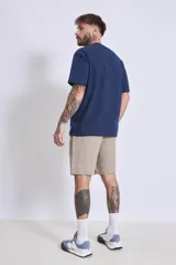 Bermuda color beige confeccionada en lino, con bolsillos laterales y traseros.