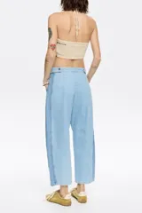 Pantalón vaquero de corte barrel, largo tobillero, tiro medio, con cierre frontal de botón y cremallera, bolsillos delanteros en costura, bolsillos de plastrón en la parte posterior y costadillos laterales.