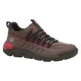 Sneaker Caterpillar Crail Sport Low para hombre, color marrón con detalles en rojo y suela negra. Confeccionado en nobuk engrasado, forro de malla de nylon suave y transpirable, plantilla de espuma acolchada y suela de goma duradera para mayor tracción.