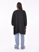 Saco negro con pequeños detalles blancos, de corte holgado y mangas 3/4.