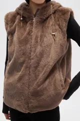 Chaleco marrón de piel sintética con capucha y cierre frontal con cremallera.