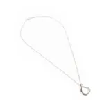 Collar plateado con colgante en forma de gota, adornado con detalles brillantes.