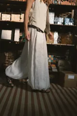 Pantalón ancho de tiro alto, color crudo, con cintura elástica y caída fluida.