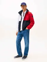 Zapatillas de corte bajo Tommy Hilfiger confeccionadas en una mezcla de piel color azul marino. Presentan un diseño atemporal con cordones al tono, suela de goma vulcanizada blanca y detalles distintivos de la marca, incluyendo el logo en el lateral, la lengüeta y el talón bordado.