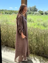 Vestido camisero amplio y largo de lino color azul, con botones de nácar, cuello camisero y bolsillos laterales.