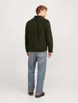 Sobrecamisa verde oscuro de pana con cuello clásico, cierre frontal con botones, dos bolsillos de parche en el pecho y corte recto.